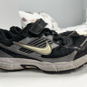 Nike Boys Size 2 Sneakers Black Grey Running Shoes Velcro Lace Athletic